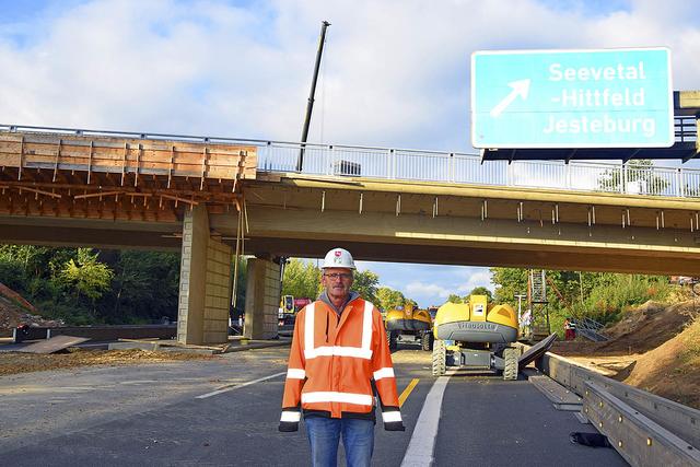 Bauwart Hartmut Reddig (Niedersächsische Landesbehörde für Straßenbau und Verkehr) steht vor dem Brückenneubau
an der Anschlussstelle Hittfeld | Foto: ts