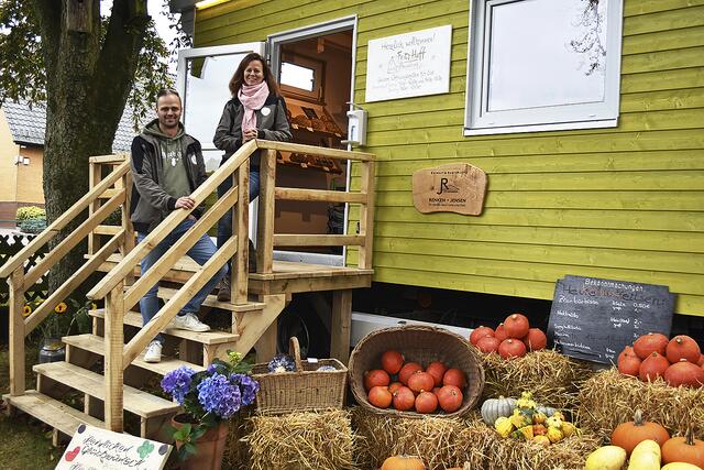 Stefan Becker und Sandra de Wall weisen auf die saisonalen Gemüse- und Obstsorten hon | Foto: Axel-Holger Haase