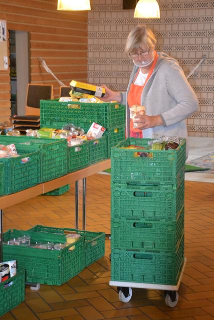 Tafel-Mitarbeiterin und Mitglied des
Leitungsteams Sibylle Rohleder befüllt eine Kiste mit Lebensmitteln | Foto: sc