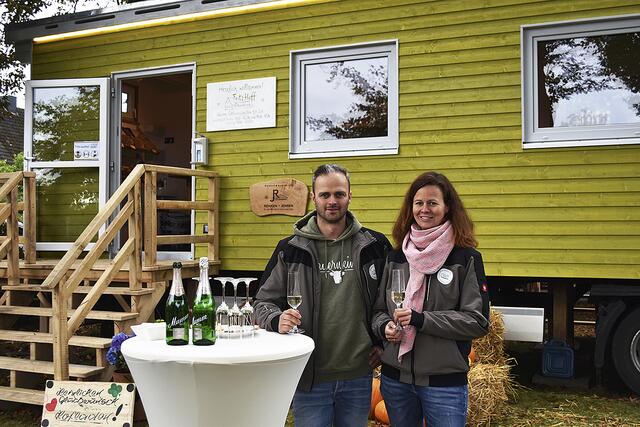 Anstoßen auf die gelungene Ausführung des Hofladens | Foto: Axel-Holger Haase