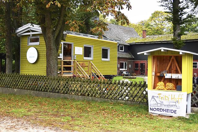 Auf dem Hofgrundstück in der Meilsener Straße 1 befindet sich der Hofladen im Stil eines Tiny House  | Foto: Axel-Holger Haase