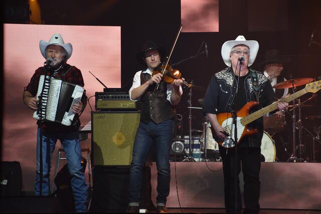 Zu Zuschauer zuhause erlebten eine gut aufgelegte Band, die Spaß am Musizieren hatte | Foto: Axel-Holger Haase