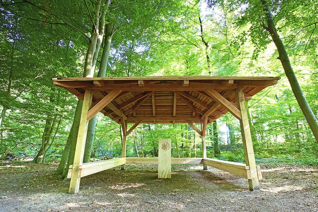 Im Pavillon sind Trauende vor Sonne und Niederschlag geschützt | Foto: Alan Lodge