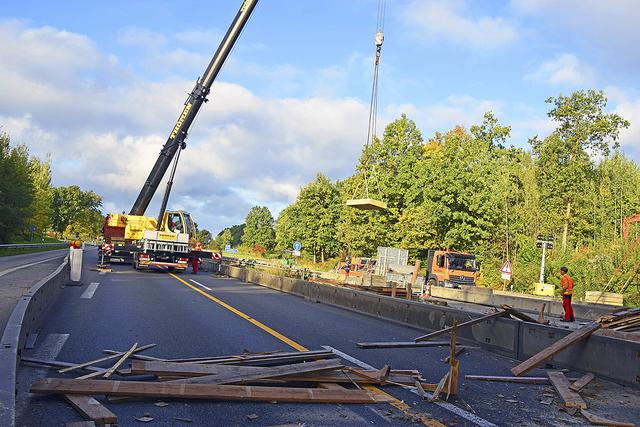 Bauteile liegen auf der Fahrbahn, ein Kran hebt Betonplatten. So ging es am Samstag
auf der A1-Baustelle in Hittfeld zu  | Foto: ts