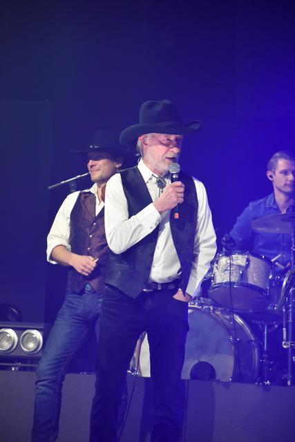 Durfet nicht fehlen an diesem Abend: Auch Schlagzeuger Teddy Ibing sang  | Foto: Axel-Holger Haase