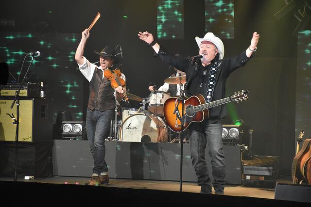 Bei dieser guten Stimmung mussten die Zuschauer und -hörer zuhause von ihren Sofas aufstehen und mitmachen | Foto: Axel-Holger Haase