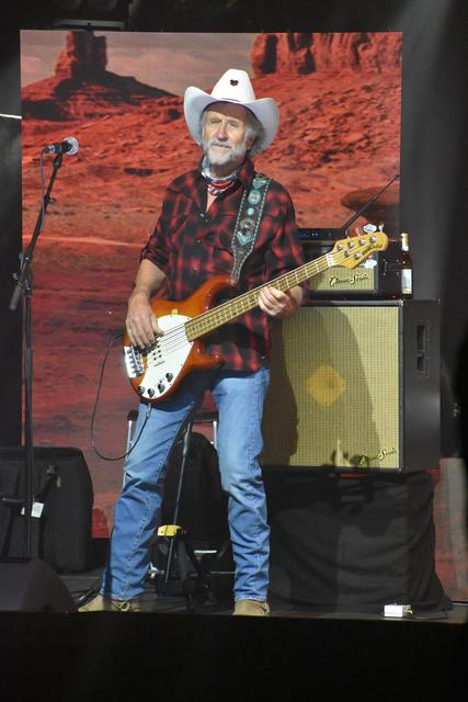 Bassist Uwe Lost | Foto: Axel-Holger Haase