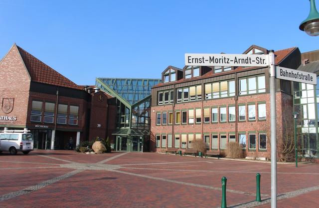 Vor dem Rathaus an der Bahnhofstraße dürfte es lauter werden, wenn die A26 bis zur Anschlussstelle Rübke fertig ist. Der Verkehr wird drastisch zunehmen, lautet eine Prognose | Foto: archiv/ab