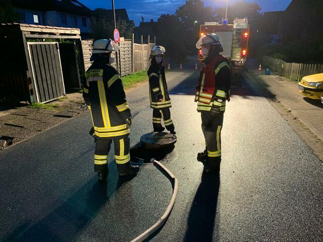 Rund zwei Stunden pumpte die Feuerwehr das Wasser aus dem Keller in die Kanalisation