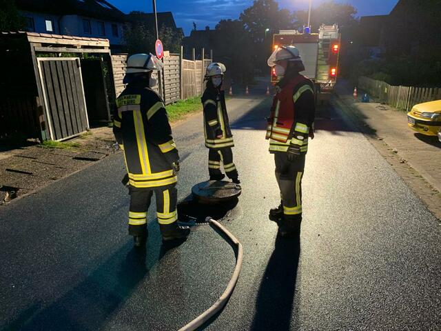 Rund zwei Stunden pumpte die Feuerwehr das Wasser aus dem Keller in die Kanalisation | Foto: Michael Kuch