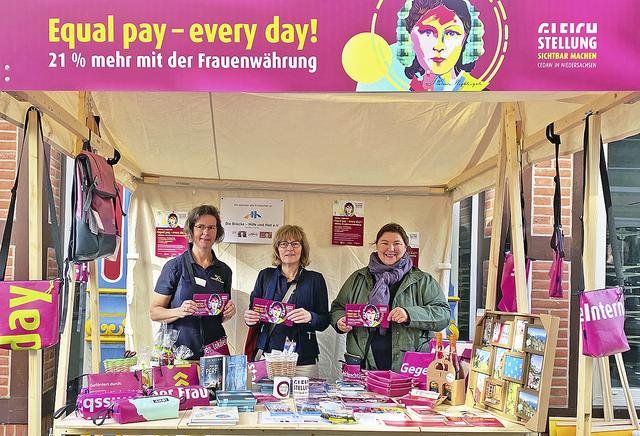 Die Landfrauen nutzen jede Gelegenheit, um sich persönlich zu treffen und gemeinsam zu engagieren. Antje Schuldt (v.li.), Monika Breuer und Alexandra Holst nahmen am Equal Pay Day in Stade teil