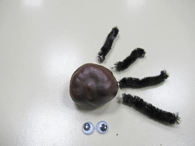 Material: 1 Kastanie, 2 schwarze Pfeifenputzer, 2 Wackelaugen, ca. 30 cm Angelsehne/Nähgarn, 1 Zahnstocher oder Kastanienbohrer, etwas Klebstoff.