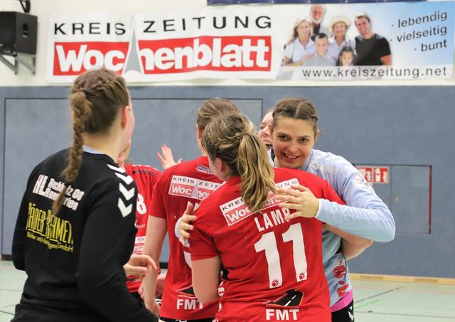 Jubeltraube mit Luchse-Torhüterin Mareike Vogel (re.). Das WOCHENBLATT ist einer der Sponsoren von HL Buchholz 08-Rosengarten | Foto: cc