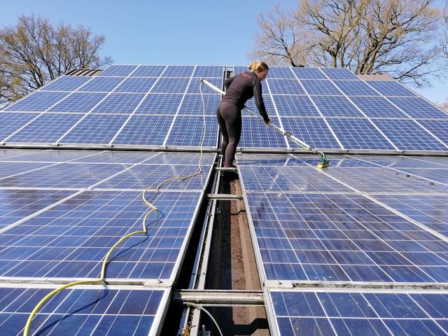Noch mehr Freude an der Sonne dank blitzsauberer Solaranlage | Foto: AS Gebäudereinigung