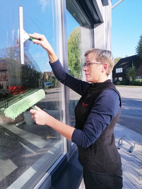 Fensterputzen mit Einwisch- und Abziehtechnik | Foto: AS