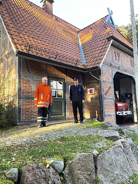 Ortsbrandmeister Jörg Homann (re.) mit seinem 
Stellvertreter Volker Petersen vor dem Gerätehaus | Foto: Feuerwehr