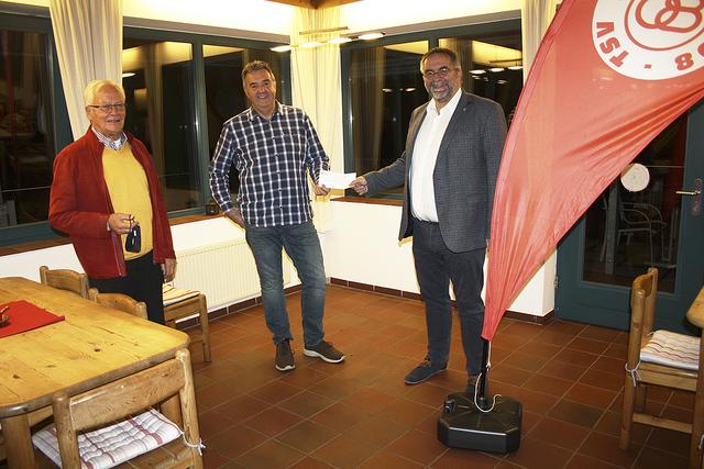 Bei der Übergabe des Förderbescheids: (v. li.) Joachim Schleif (Präsident Buchholz 08), Jörg Gehrigk (Haspa) und 08-Vorsitzender Holger Petruschke