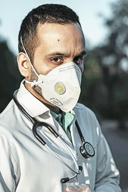 Der Mund-Nasen-Schutz lässt sich in einige Kostüme integrieren. Noch etwas Kunstblut auf den Kittel, und fertig ist der Horror-Arzt