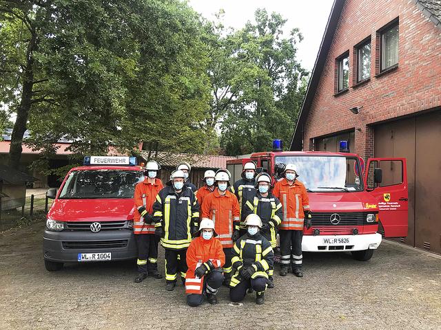 Die Feuerwehr präsentiert vor dem Gerätehaus das Tragkraftspritzenfahrzeug (TSF-W) und
den Mannschaftstransportwagen (MTW)