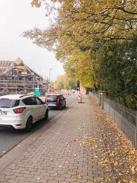 An der Kreiselbaustelle wird der Verkehr derzeit mit einer Ampel geregelt | Foto: Bernd Reimers