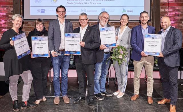 Preisübergabe des Gründerstars 2019 (v.li.): Daniela Marquardt und Nina Offenborn (beide
Preisträgerinnen Sonderpreis Mutmacher), Kevin Stern (Preisträger Gründerstar), Landrat Michael Roesberg, Edgar Schmidt und Margaret Schindler (beide Preisträger Sonderpreis Mobilität) sowie Sebastian Witte und Andreas Ott (beide Preisträger Sonderpreis Bildung)