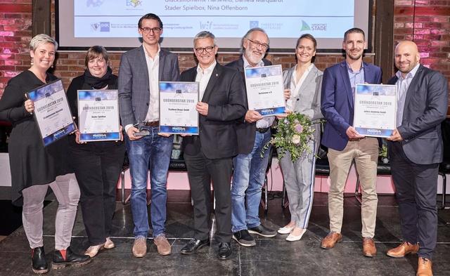 Preisübergabe des Gründerstars 2019 (v.li.): Daniela Marquardt und Nina Offenborn (beide 
Preisträgerinnen Sonderpreis Mutmacher), Kevin Stern (Preisträger Gründerstar), Landrat Michael Roesberg, Edgar Schmidt und Margaret Schindler (beide Preisträger Sonderpreis Mobilität) sowie Sebastian Witte und Andreas Ott (beide Preisträger Sonderpreis Bildung) | Foto: Stader Gründungsnetzwerk