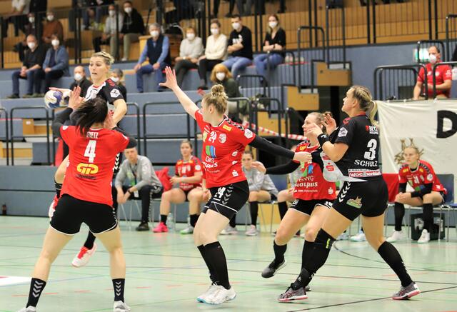 Marleen Kadenbach (am Ball) versucht es mit einem Sprungwurf aus dem Rückraum | Foto: cc