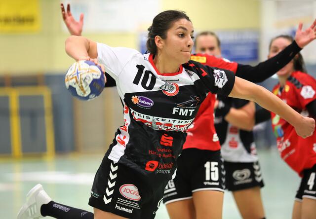 Fatos Kücükyildiz (am Ball) hat sich am gegenerischen Kreis durchgesetzt | Foto: cc