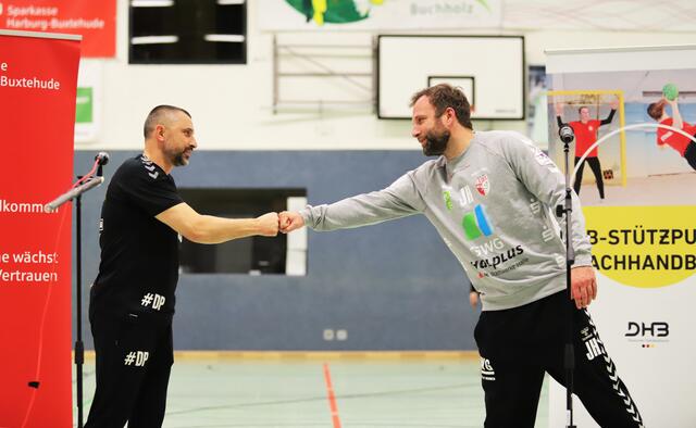 Luchse-Trainer Dubravko Prelcec (li.) begrüßt seiner Trainerkollegen Jan-Henning Himborn von Halle-Neustadt | Foto: cc