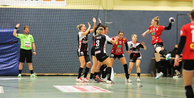 Diesmal greifen die Gäste mit Helena Mikkelsen (am Ball) über rechts an | Foto: cc