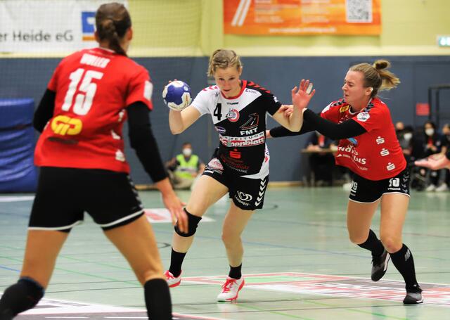 Kim Land (am Ball), die eigentlich ihre Handballkarriere schon beendet hat, half bei den "Luchsen" aus und gehörte zu den besten Spielerinnen bei den Gastgebern | Foto: cc