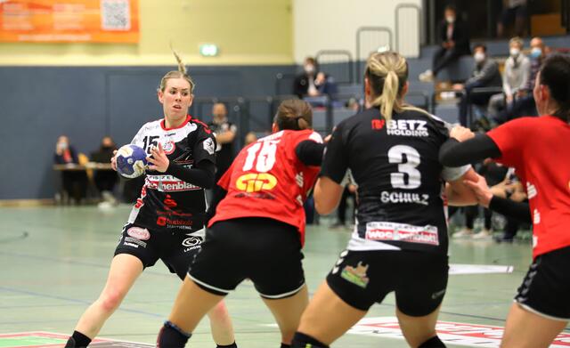 Kim Berndt (am Ball) war mit sechs Toren die Haupttorschützin den bei "Luchsen" | Foto: cc