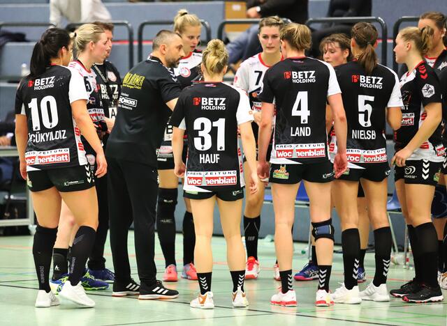 Auch mit einer erneuten Auszeit konnte Luchse-Trainer Dubracko Prelcec seine Mannschaft nicht ins Schwung bringen | Foto: cc
