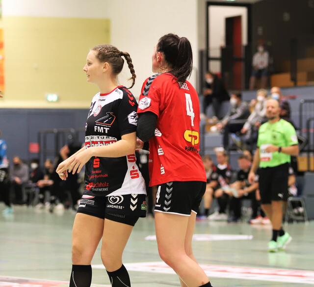 Natalie Axmann (li.) sperrt vor Pia Dietz | Foto: cc