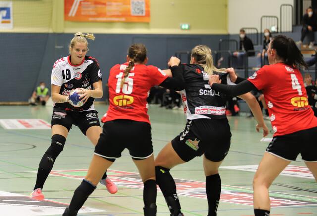 Neuzugang Jessica Oldenburg (am Ball, kam vom BSV) spielte erstmals im Luchse-Trikot | Foto: cc