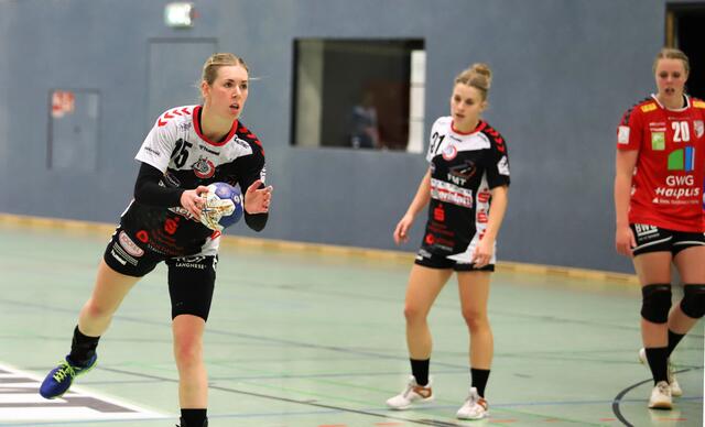 Kim Berndt (am Ball) traf auch vom Siebenmeterpunkt | Foto: cc
