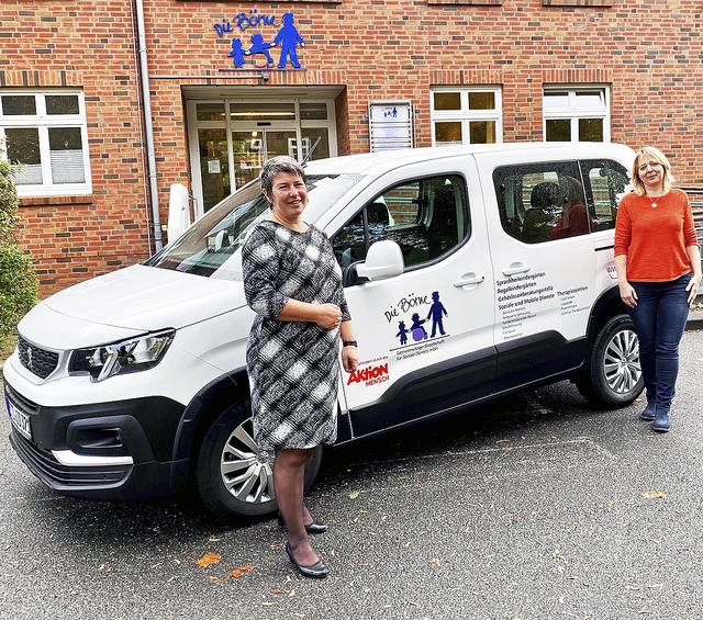 "Börne"-Leiterin Stefanie Mencke (li.) und eine Mitarbeiterin präsentieren das neue Auto