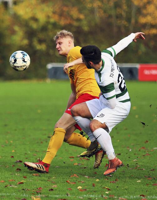 Packende Zweikämpfe gab es schon im Mittelfeld zwischen dem Meckelfelder Leandro da Silva (re.) und Jonas Kinzel vom SV Aletencelle