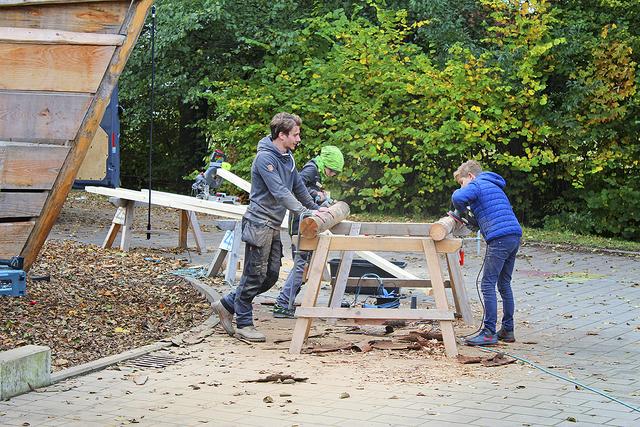 Erlebnispädagoge John Schiemann beobachtet das Schleifen der Holzstämme Fotos: lm