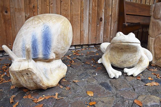 Die von Künstlern geschaffenen Holzskulpturen zeigen
heimische Gartenbewohner, hier Schnecke und Frosch | Foto: ts