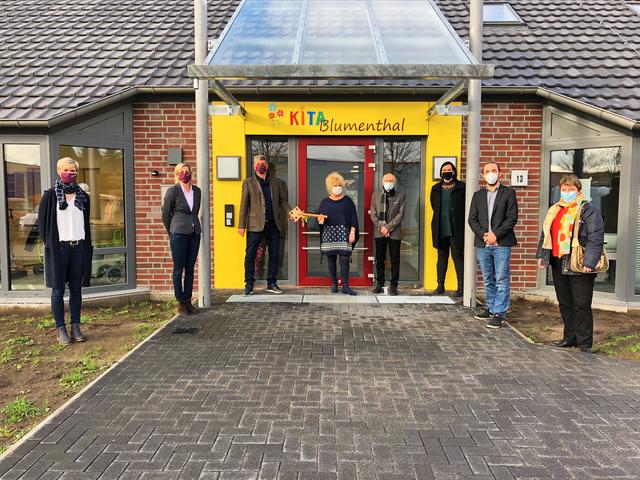 Katharina Thewes (SG Horneburg, v. li.), Andrea Hunold (SG Horneburg), Matthias Herwede (SG Horneburg), Anke Aspridis (AWO), Heinrich Wiebusch (Architekt), Beate Rempe (AWO), Knud Hendricks (AWO) und Inga-Marie Hoffmann (Vorsitzende des Ausschusses für Jugend und Soziales)   Fotos: Andrea Hunold