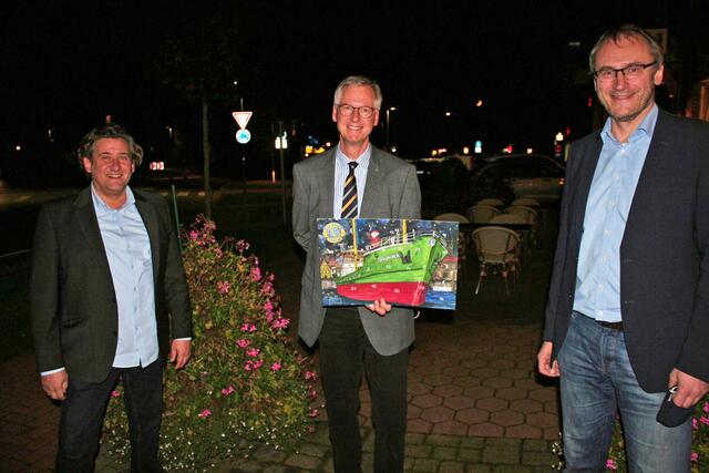 Projektleiter Matthias Lämmer (v. li.) und Präsident Ralph Meyer-Venter (beide Lions Club) sowie Bürgermeister Dirk Seidler präsentieren den Rosengarten Adventskalender 2020
