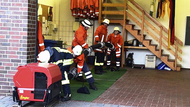 Eine Gruppe beim Kuppeln der Schläuche | Foto: FFW Nindorf