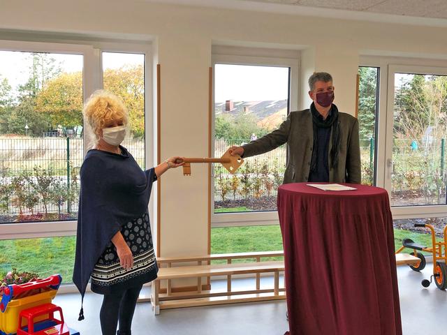 Samtgemeinde-Bürgermeister Matthias Herwede übergibt Kitaleiterin Anke Aspridis den Symbolschlüssel