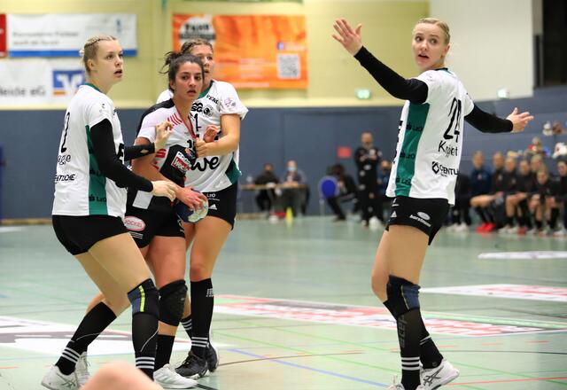 Da haben gleich zwei Oldenburger Abwehrspielerinnen bei Fatos Kücükyildiz (am Ball) zugepackt