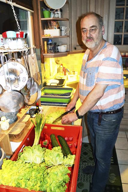 Der gelernte Koch Jürgen Hälk bereitet aus den Lebensmittelspenden Portionen 
kalter Mahlzeiten zu | Foto: bim