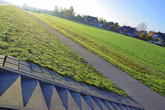 Der unauffällige, unbenannte Deichverteidigungsweg in Bullenhausen ist als "Inge-Meysel-Damm" im Gespräch