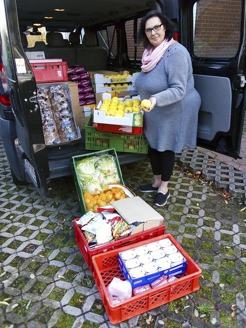 Claudia Hälk holt einmal in der Woche
Lebensmittelspenden von der Hamburger Tafel ab  | Foto: bim