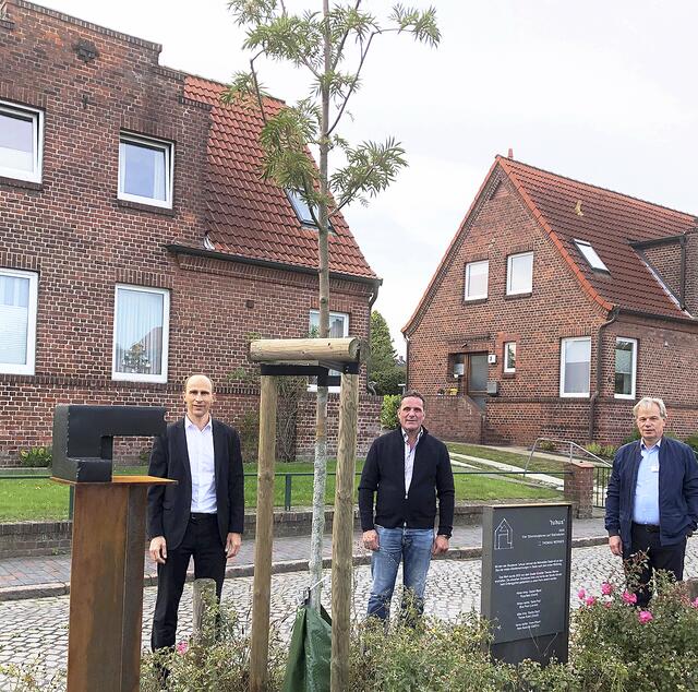 Freuen sich über das Kunstprojekt (v.li.): Christian Pape (Vorstand Wohnstätte), Thomas Werner (Künstler) und Oliver Stapel (Prokurist und Technischer Leiter der Wohnstätte) | Foto: Wohnstätte Stade