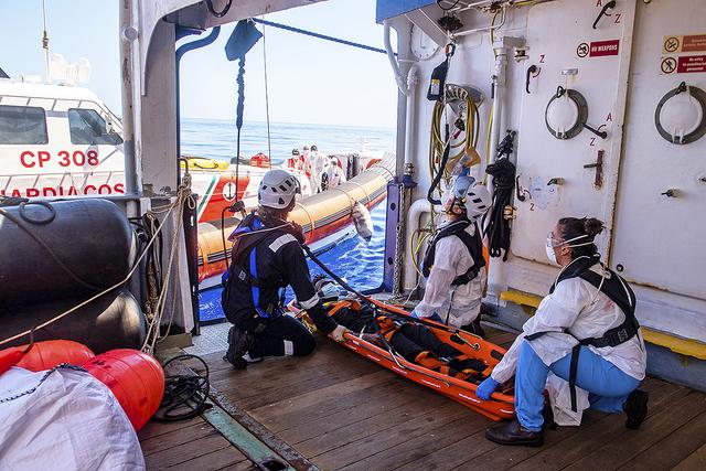 Vorbereitung für einen medizinischen Notfalleinsatz an Bord der "Sea Watch 4" | Foto: Chros Grdotzki